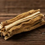 Astragalus membranaceus tørkede røtter på treoverflate