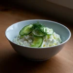 Cottage cheese servert i bolle med agurk og dill