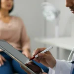 Endokrinolog gjennomgår ferritin-resultater med pasient