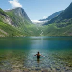 Fjellsjø-bad i norske alper — sommer-kuldeeksponering ved 11 °C