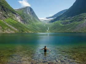 Fjellsjø-bad i norske alper — sommer-kuldeeksponering ved 11 °C
