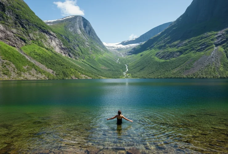 Fjellsjø-bad i norske alper — sommer-kuldeeksponering ved 11 °C