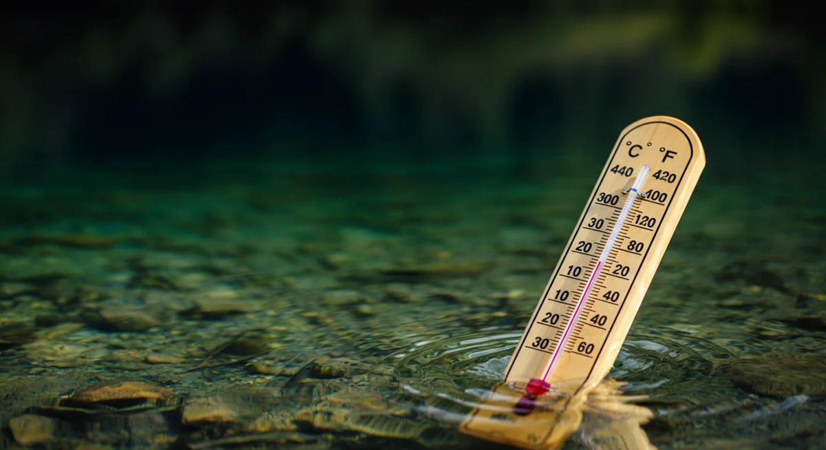 Termometer i fjellsjø viser 11 °C — typisk sommer-temperatur