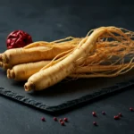 Koreansk rød ginseng røtter på mørk skifer bakgrunn