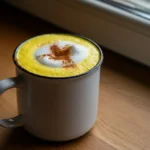 Golden milk gurkemeielatte i kopp med kanelpudring