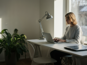 Person fokusert ved laptop med kreatin tilskudd for hjerne og kognisjon