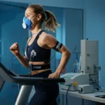 Laktat-terskel test i sportslab med VO2 max-måler og pulsbelte