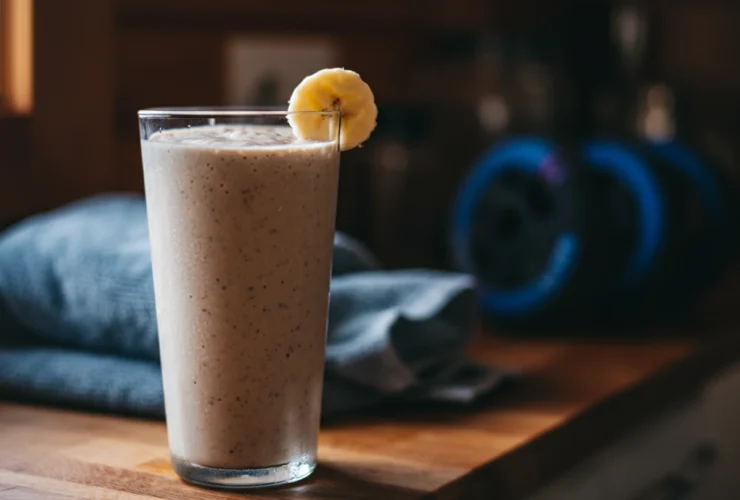 Proteinsmoothie i høyt glass etter trening