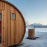Norsk badstu og isbad-tønne ute — tradisjonell kontrastbad-setup
