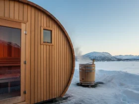 Norsk badstu og isbad-tønne ute — tradisjonell kontrastbad-setup