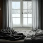 Koselig nordisk soverom om vinteren med lett åpent vindu og snø utenfor
