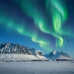 Svalbard midnattssol over arktisk landskap med nordlys