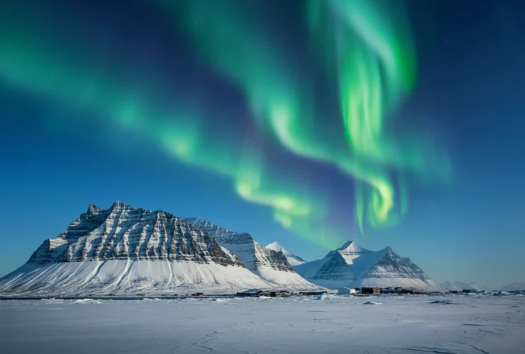 Svalbard midnattssol over arktisk landskap med nordlys