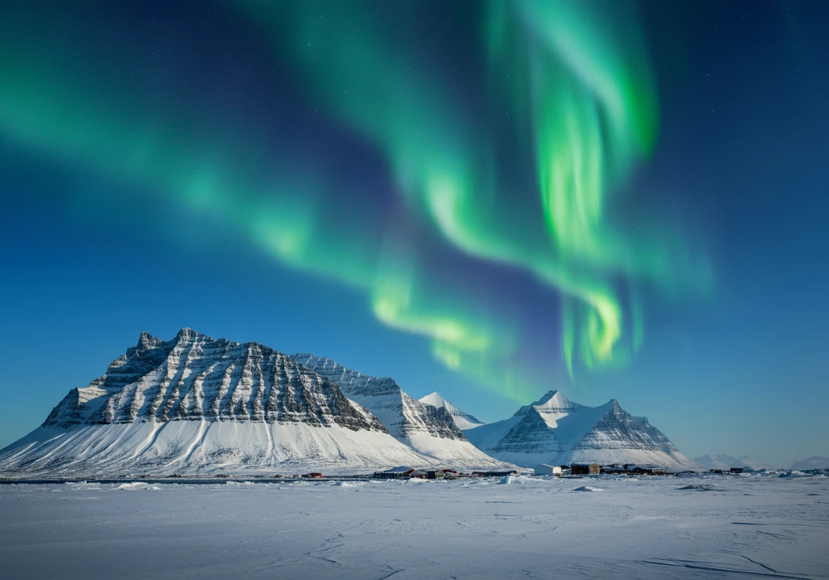 Svalbard midnattssol over arktisk landskap med nordlys