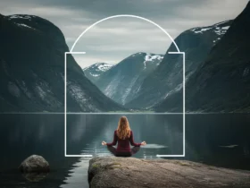 Rolig norsk naturscene med person i meditasjon ved innsjø