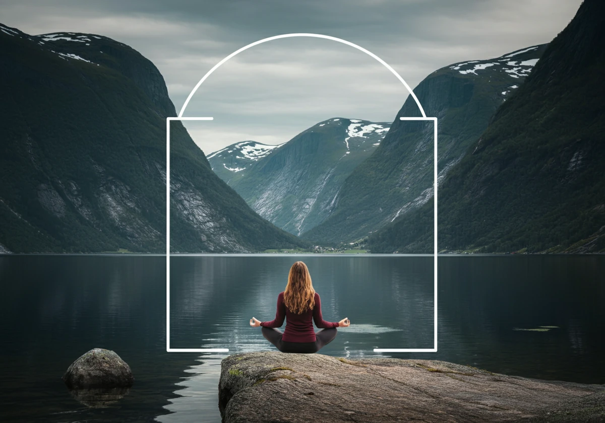 Rolig norsk naturscene med person i meditasjon ved innsjø