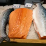 Villaks og oppdrettslaks side om side på norsk fiskebutikk