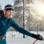Norsk skiløper i vinterskogen med pulsklokke, treningssporing og atletisk livsstil