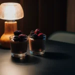Keto sjokolademousse oppskrift: mørk mousse i glass med bær