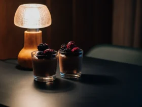 Keto sjokolademousse oppskrift: mørk mousse i glass med bær