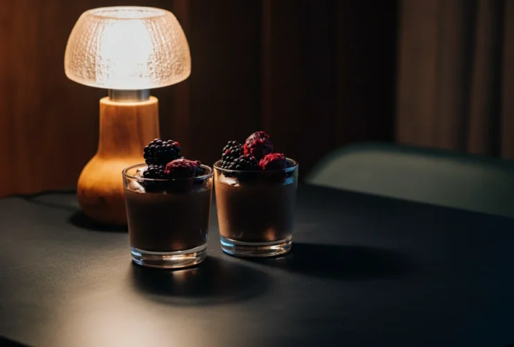 Keto sjokolademousse oppskrift: mørk mousse i glass med bær