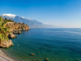 Solrik kystlinje i Antalya om vinteren med palmer og Middelhavet