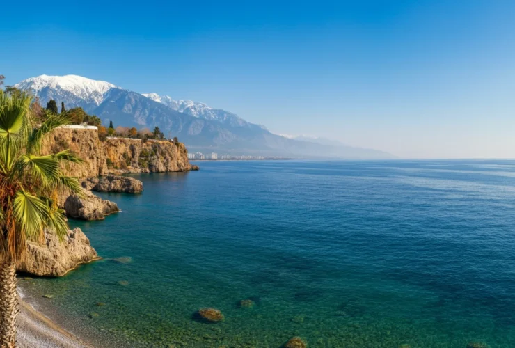 Solrik kystlinje i Antalya om vinteren med palmer og Middelhavet
