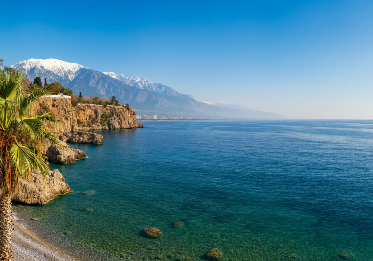 Solrik kystlinje i Antalya om vinteren med palmer og Middelhavet