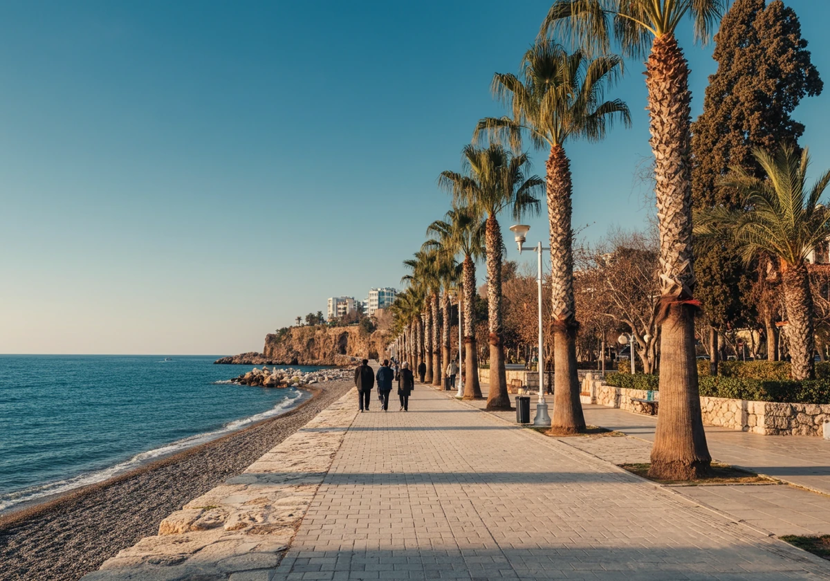 Sjøpromenade i Antalya i mildt vinterlys med palmer