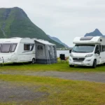 Campingvogn eller bobil parkert side om side ved en norsk fjord i Lofoten