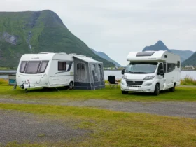 Campingvogn eller bobil parkert side om side ved en norsk fjord i Lofoten