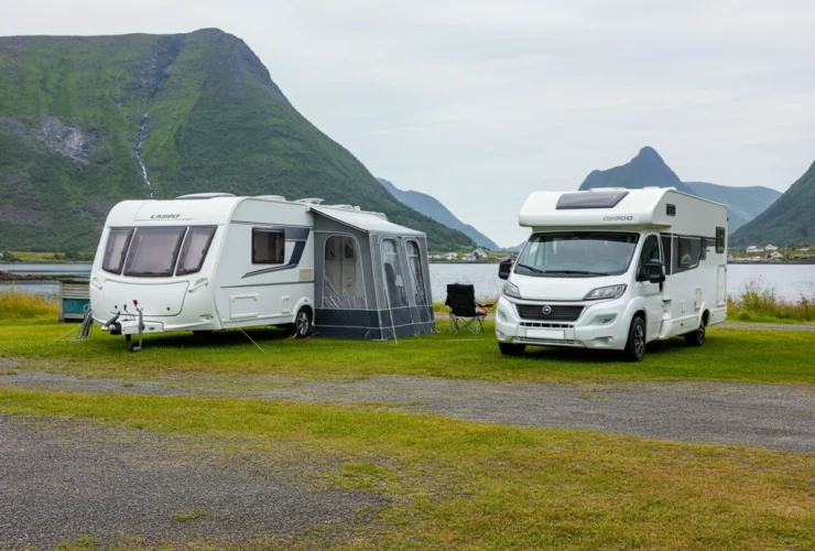 Campingvogn eller bobil parkert side om side ved en norsk fjord i Lofoten