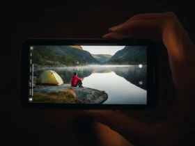 Rolig morgen ved teltet som viser friluftsliv og mental helse i praksis