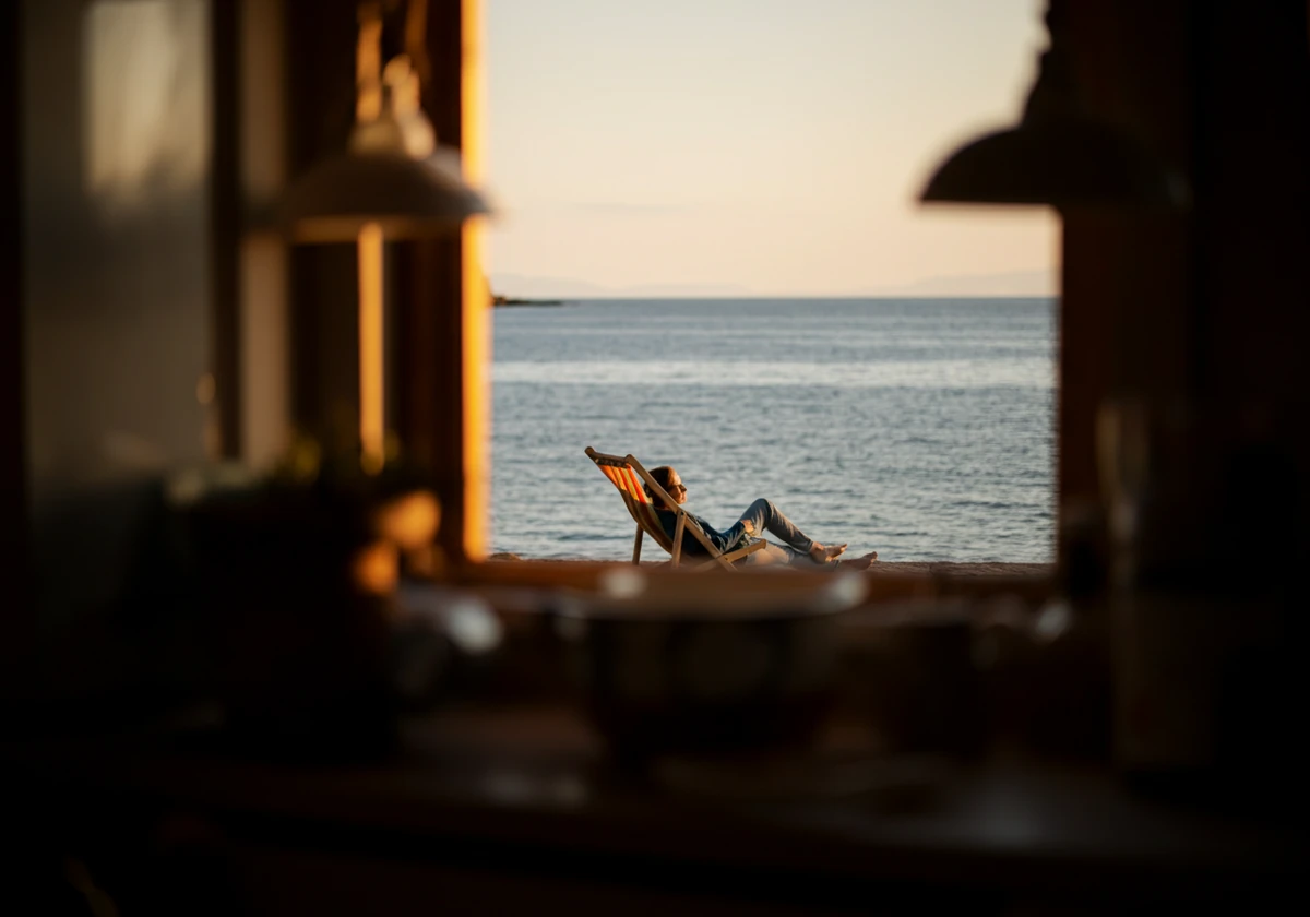 Avslapning ved Middelhavet i solnedgang