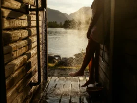 Kontrastdusj utendørs ved fjorden på en norsk hytte