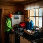 Utslitt norsk familie pakker ut skiutstyr etter skiferie med utbrenthet