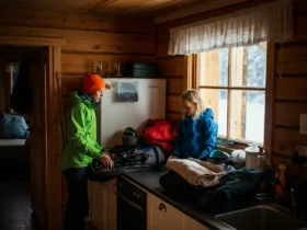 Utslitt norsk familie pakker ut skiutstyr etter skiferie med utbrenthet